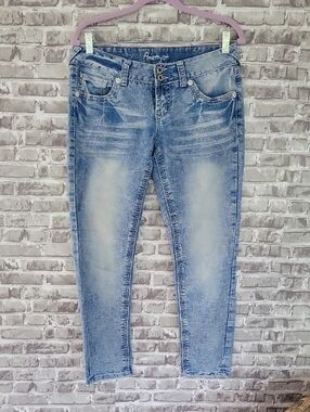 Amethyst Jeans Womens 6 (Juniors 9)  Light Blue Distressed Stove Pipe Leg, Y2K